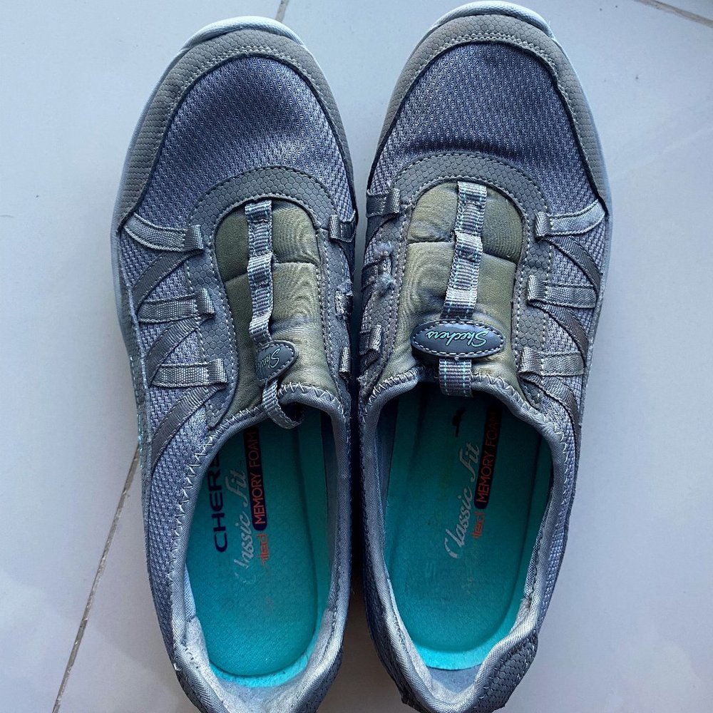 Skechers Classic Fit Memory Foam